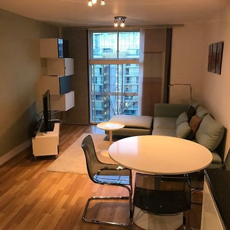 1 Bedroom In Chelsea Bridge Wharf London Exterior foto