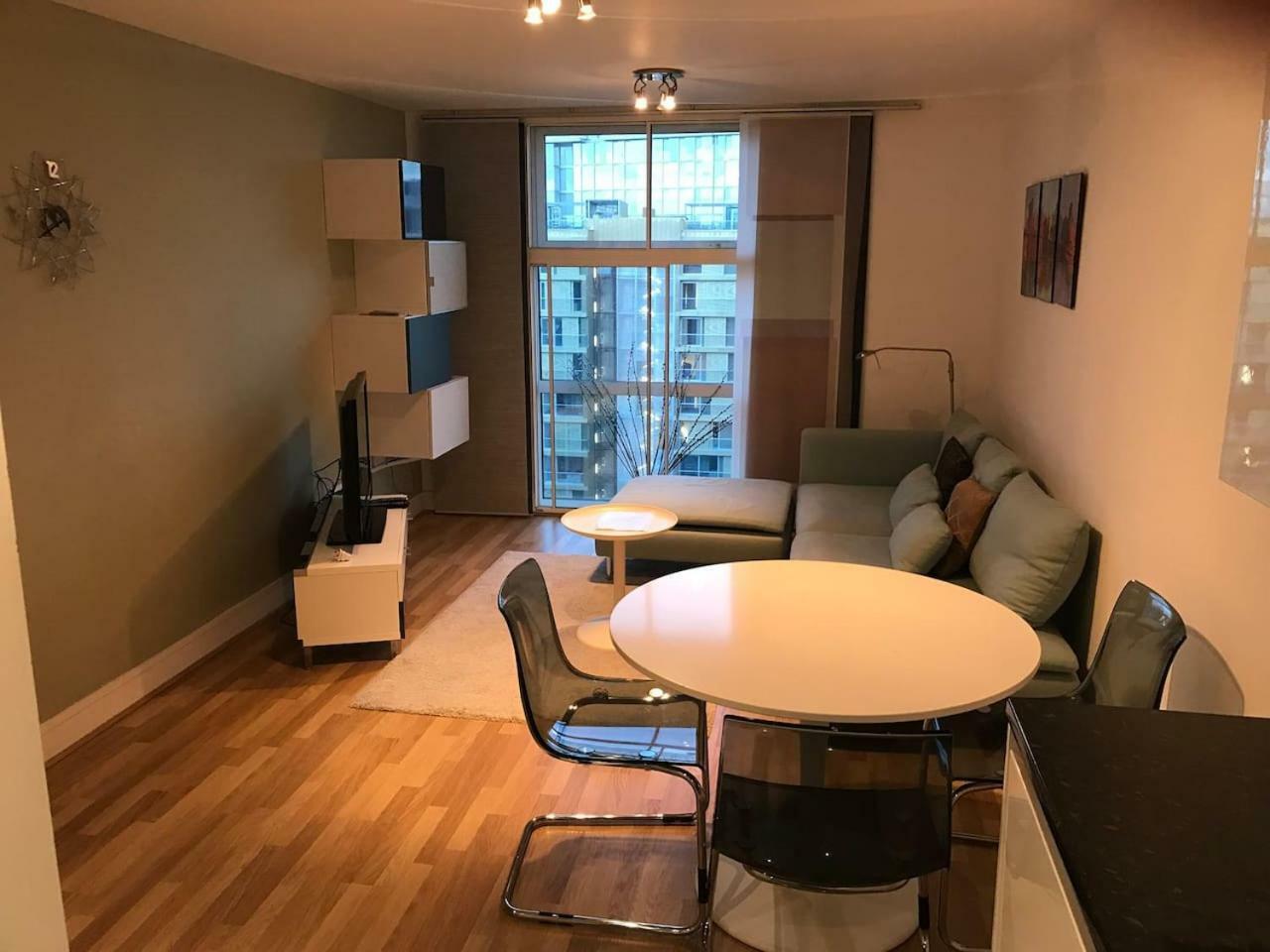 1 Bedroom In Chelsea Bridge Wharf London Exterior foto