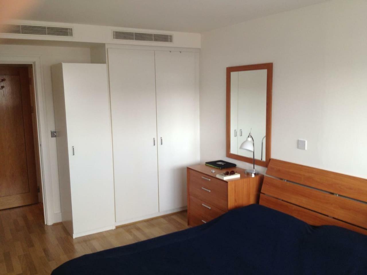 1 Bedroom In Chelsea Bridge Wharf London Exterior foto
